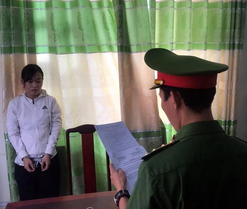 Lương Thị Hồng Châu nghe đọc lệnh bắt. Ảnh: PĐ Lương Thị Hồng Châu nghe đọc lệnh bắt. Ảnh: PĐ