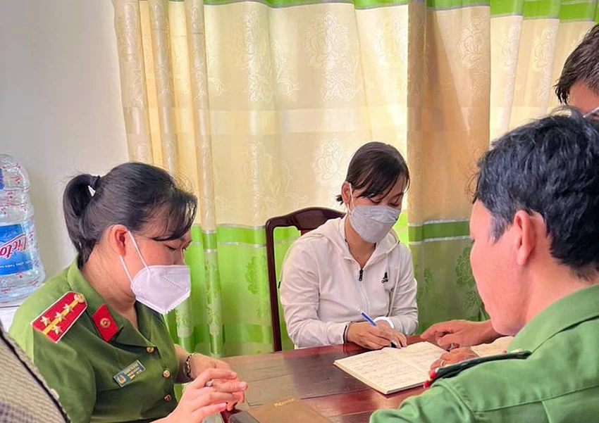 Lương Thị Hồng Châu ký vào biên bản khám xét. Ảnh: PĐ Lương Thị Hồng Châu ký vào biên bản khám xét. Ảnh: PĐ