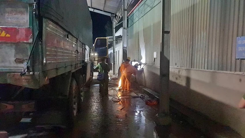 Cơ quan điều tra và ngành điện lực phối hợp khám nghiệm hiện trường. Ảnh PĐ. Cơ quan điều tra và ngành điện lực phối hợp khám nghiệm hiện trường. Ảnh PĐ.