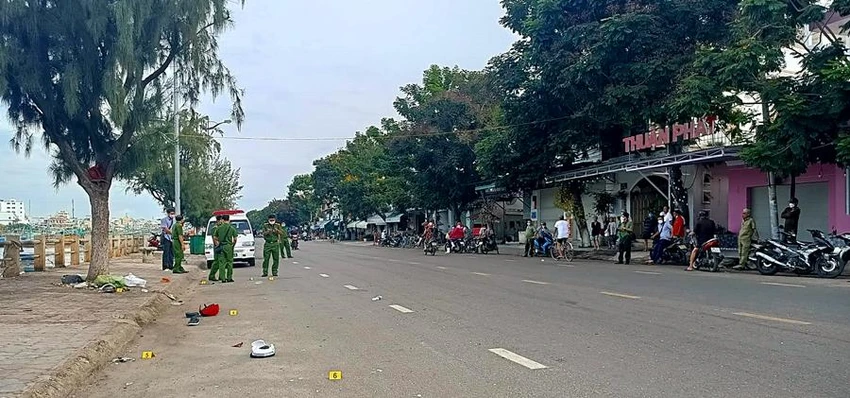 Tại hiện trường vẫn còn dép, nón của nạn nhân. Tại hiện trường vẫn còn dép, nón của nạn nhân.