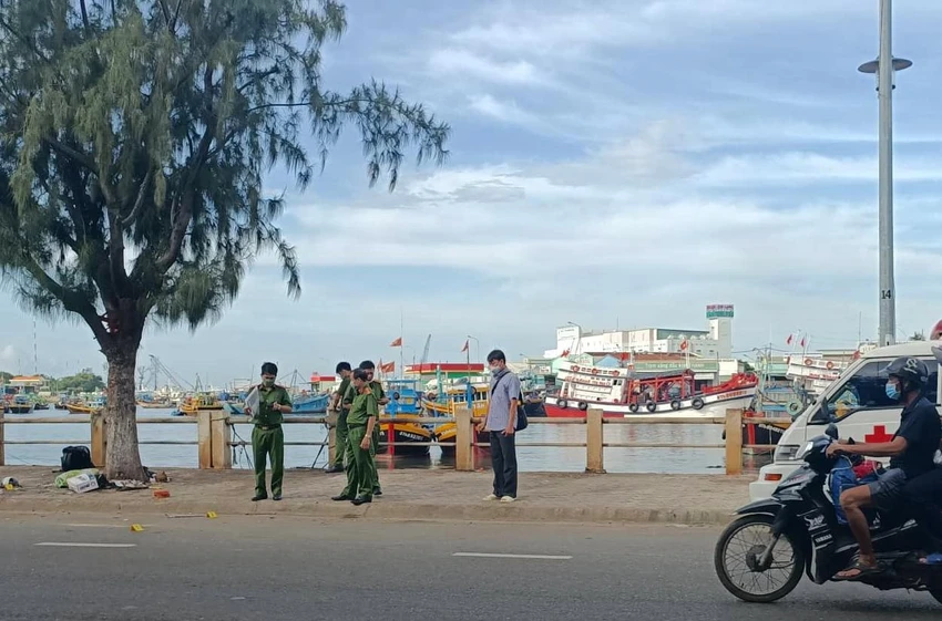Cơ quan điều tra khám nghiệm hiện trường. Ảnh PĐ Cơ quan điều tra khám nghiệm hiện trường. Ảnh PĐ