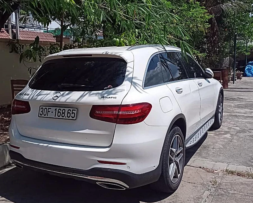 Xe Mercedes cán chết người. Ảnh PHƯƠNG ĐÔNG.