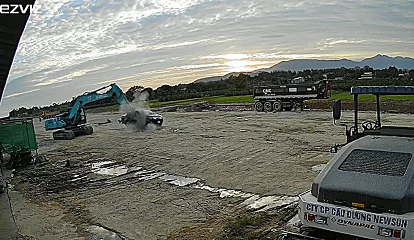Xe máy xúc do Hoàng điều khiển đập nát xe bán tải có người ngồi bên trong. Ảnh cắt từ camera. Xe máy xúc do Hoàng điều khiển đập nát xe bán tải có người ngồi bên trong. Ảnh cắt từ camera.
