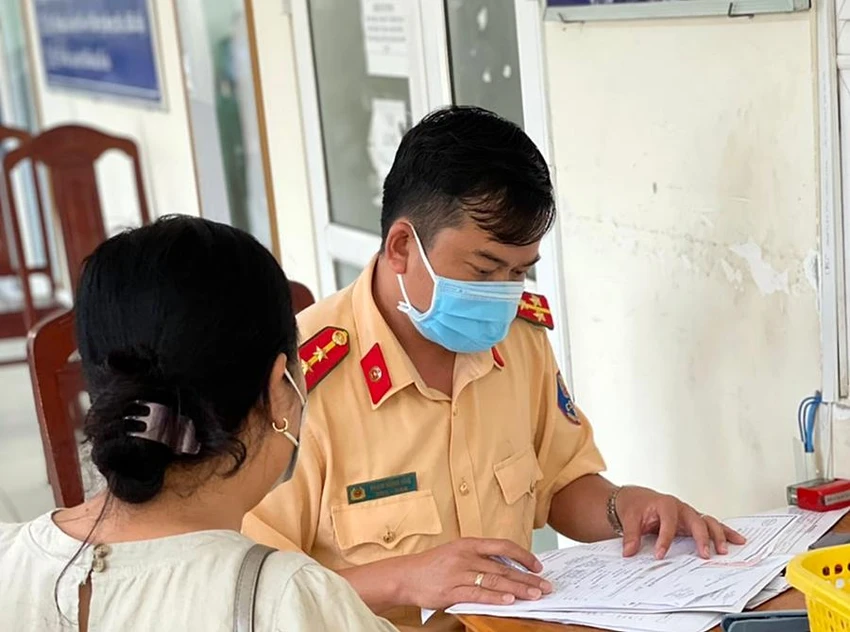 CSGT Bình Thuận làm thủ tục đăng ký xe máy. Ảnh PĐ. CSGT Bình Thuận làm thủ tục đăng ký xe máy. Ảnh PĐ.