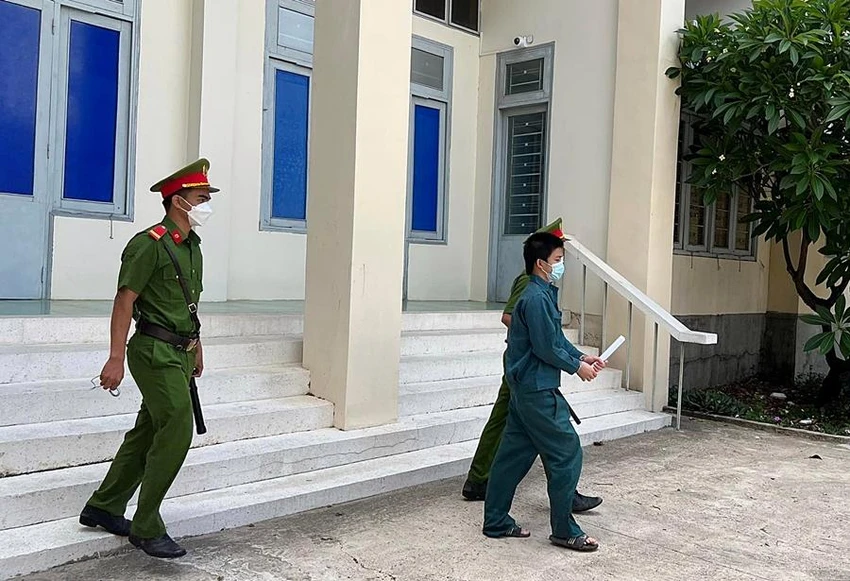Cảnh sát dẫn giải bị cáo về trại giam. Ảnh: PĐ Cảnh sát dẫn giải bị cáo về trại giam. Ảnh: PĐ