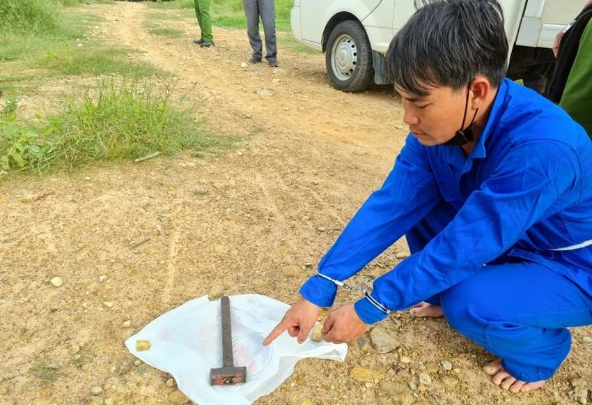 Nguyễn Văn Ngọc và chiếc búa gây án. Nguyễn Văn Ngọc và chiếc búa gây án.
