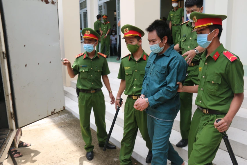 Di lý bị cáo về trại giam. Di lý bị cáo về trại giam.