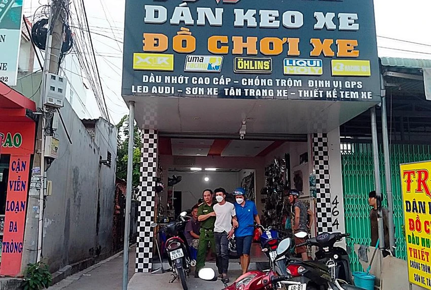 Cảnh sát khống chế một trong 2 thanh niên. Ảnh PĐ Cảnh sát khống chế một trong 2 thanh niên. Ảnh PĐ