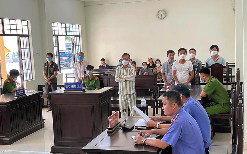 Bảy bị cáo tại phiên tòa sơ thẩm. Ảnh: PĐ Bảy bị cáo tại phiên tòa sơ thẩm. Ảnh: PĐ
