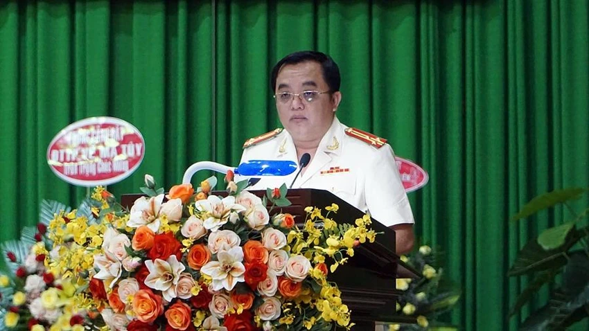 Thượng tá Huỳnh Ngọc Liêm phát biểu nhận nhiệm vụ. Thượng tá Huỳnh Ngọc Liêm phát biểu nhận nhiệm vụ.