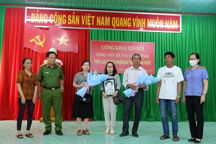 Đại diện công an và VKSND tỉnh Bình Thuận tặng hoa cho các con ông Võ Tê.