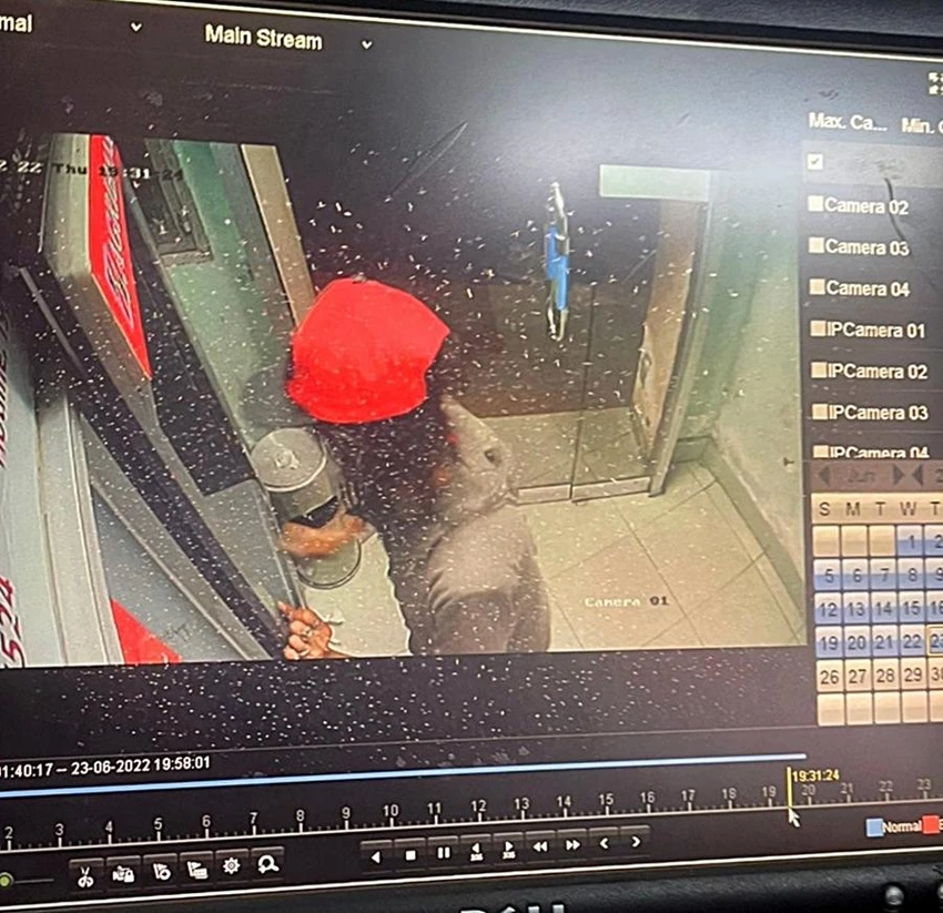 Hình ảnh trích xuất từ camera việc một phụ nữ dùng đá đập màn hình máy ATM. Ảnh: Cắt từ clip Hình ảnh trích xuất từ camera việc một phụ nữ dùng đá đập màn hình máy ATM. Ảnh: Cắt từ clip