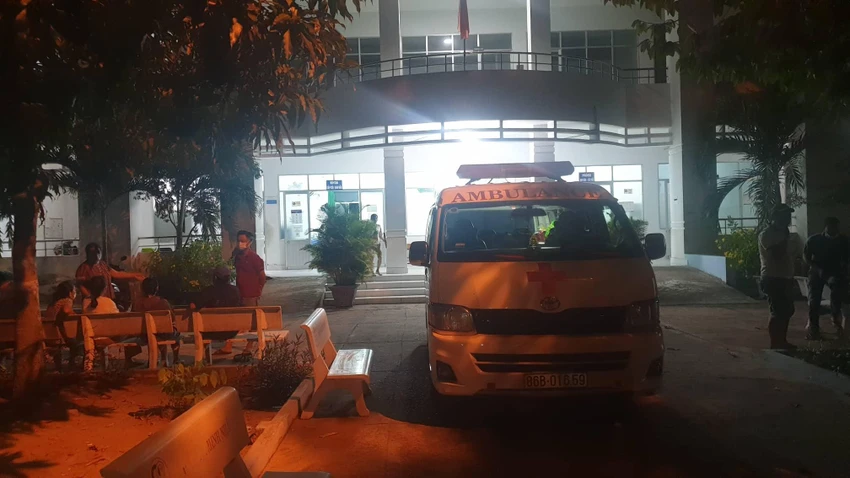 Xe cứu thương đưa nạn nhân đến Phòng khám Đa khoa khu vực Mũi Né. Ảnh PĐ