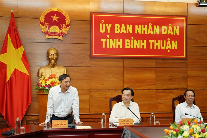 Từ trái sang phải: Ông Lương Văn Hải, nguyên Phó Chủ tịch; ông Nguyễn Ngọc Hai, Nguyên Chủ tịch UBND tỉnh đã bị bắt giam và ông Nguyễn Đức Hòa, nguyên Phó Chủ tịch UBND tỉnh bị đề nghị khiển trách. Từ trái sang phải: Ông Lương Văn Hải, nguyên Phó Chủ tịch; ông Nguyễn Ngọc Hai, Nguyên Chủ tịch UBND tỉnh đã bị bắt giam và ông Nguyễn Đức Hòa, nguyên Phó Chủ tịch UBND tỉnh bị đề nghị khiển trách.