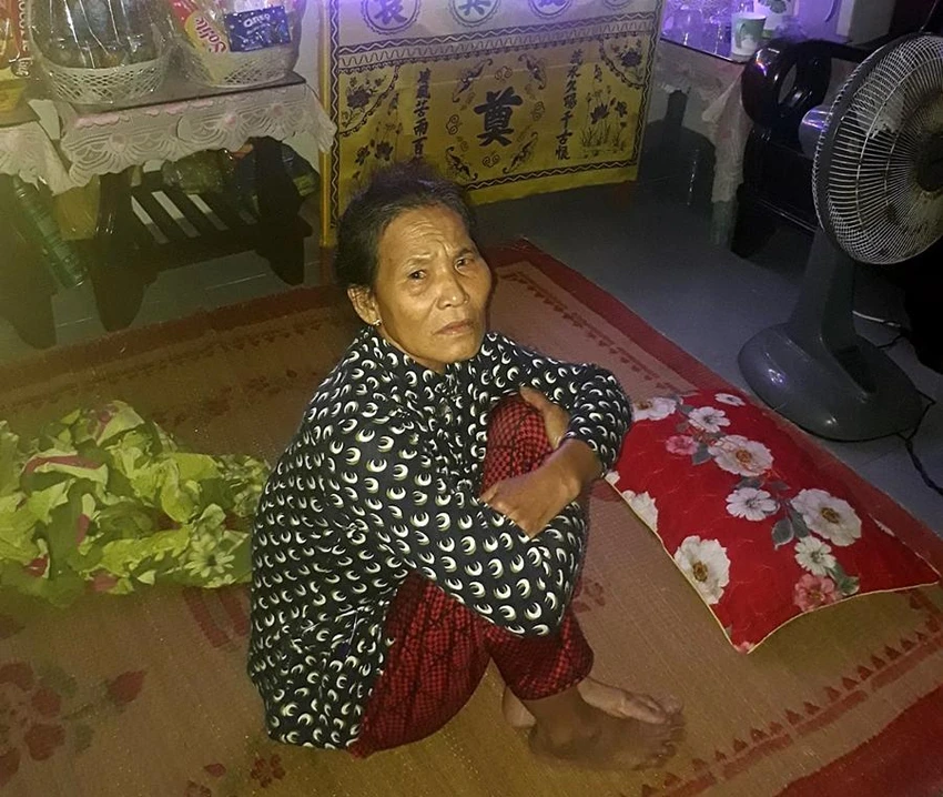 Người mẹ ngồi bó gối thức trắng đêm chờ đón con về. Ảnh: GĐ Người mẹ ngồi bó gối thức trắng đêm chờ đón con về. Ảnh: GĐ