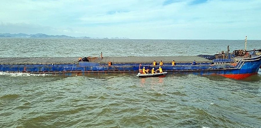 Tàu SAR 411 cứu ngư dân gặp nạn trên biển. Ảnh VMRCC. Tàu SAR 411 cứu ngư dân gặp nạn trên biển. Ảnh VMRCC.