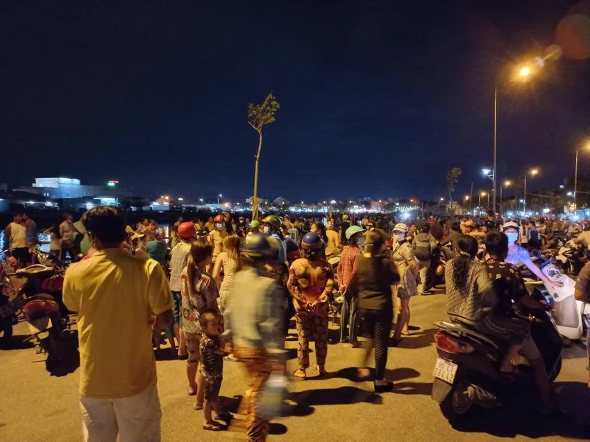 Rất đông người dân ra Cảng Phan Thiết ngóng tin về con tàu bị nạn. Ảnh NT Rất đông người dân ra Cảng Phan Thiết ngóng tin về con tàu bị nạn. Ảnh NT