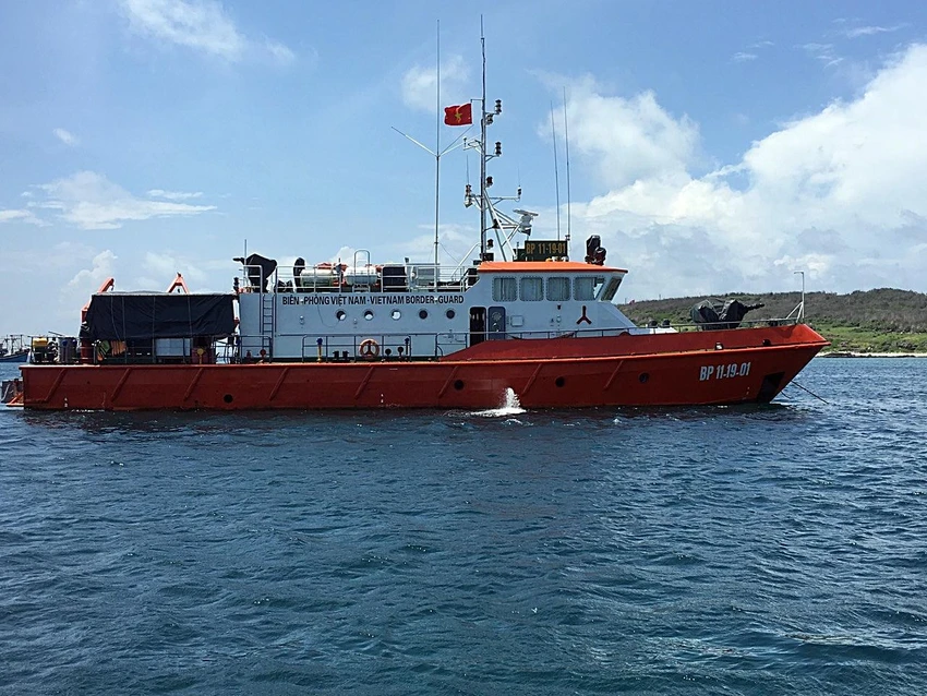 Tàu Biên phòng Bình Thuận sau khi về đảo Phú Quý đã quay lại hiện trường. Ảnh PP Tàu Biên phòng Bình Thuận sau khi về đảo Phú Quý đã quay lại hiện trường. Ảnh PP