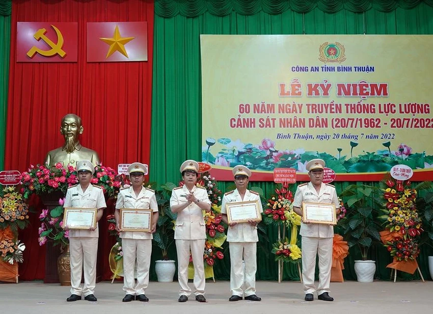 Các đơn vị và cá nhân nhận bằng khen của Bộ trưởng Bộ Công an. Các đơn vị và cá nhân nhận bằng khen của Bộ trưởng Bộ Công an.