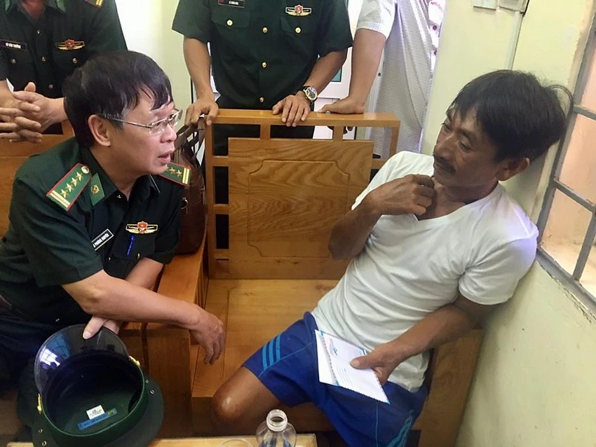 Bộ đội Biên phòng Bình Thuận thăm hỏi các thuyền viên được cứu sống. Ảnh TT. Bộ đội Biên phòng Bình Thuận thăm hỏi các thuyền viên được cứu sống. Ảnh TT.