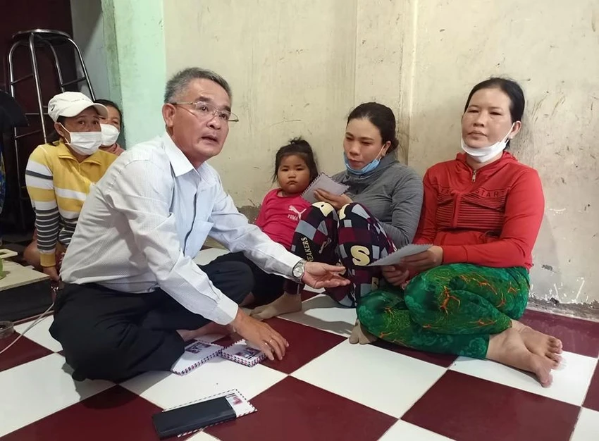 Báo Pháp luật TPHCM và UBND TP Phan Thiết trao quà hỗ trợ của Công ty Du lịch Viet Mark cho gia đình các ngư dân gặp nạn. Ảnh PN. Báo Pháp luật TPHCM và UBND TP Phan Thiết trao quà hỗ trợ của Công ty Du lịch Viet Mark cho gia đình các ngư dân gặp nạn. Ảnh PN.