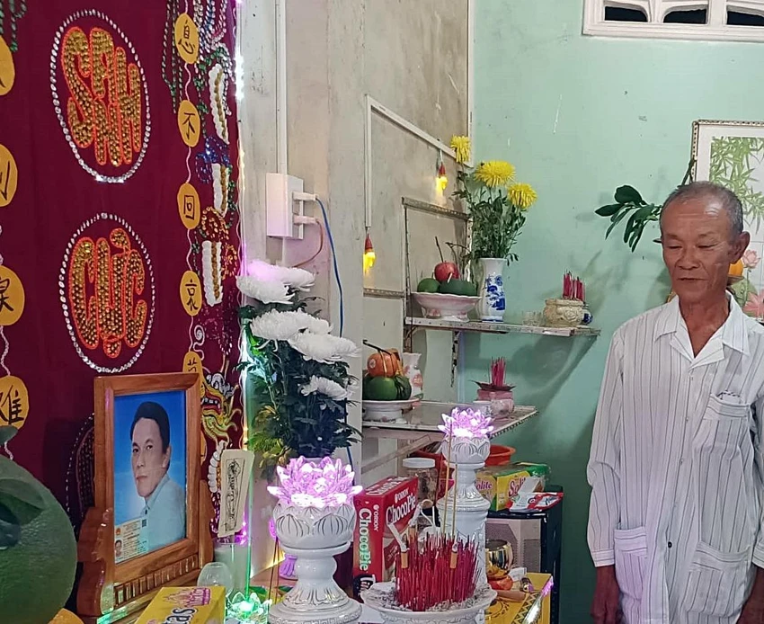 Ông Nguyễn Thanh Là, người cha có 3 con trai và một em trai trên chiếc tàu định mệnh đứng trước bàn thờ con trai đã chết trong vụ chìm tàu. Ảnh PN. Ông Nguyễn Thanh Là, người cha có 3 con trai và một em trai trên chiếc tàu định mệnh đứng trước bàn thờ con trai đã chết trong vụ chìm tàu. Ảnh PN.