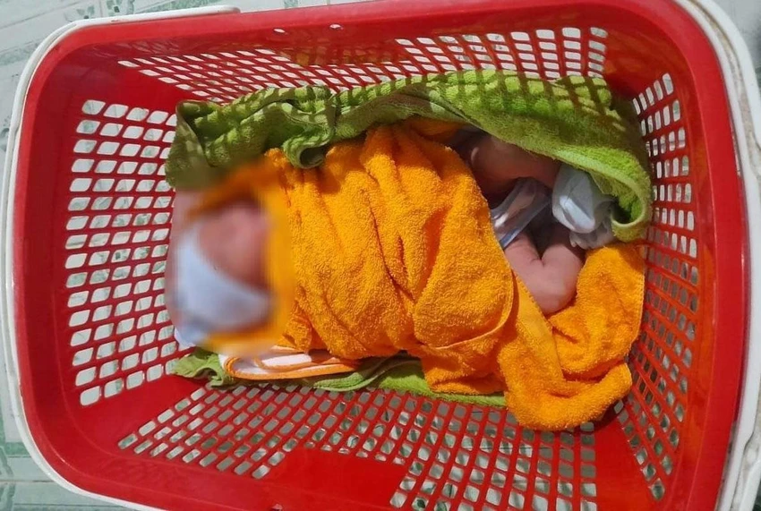 Bé trai được quấn khăn bỏ trong giỏ trước Trạm Y tế xã. Ảnh PP. Bé trai được quấn khăn bỏ trong giỏ trước Trạm Y tế xã. Ảnh PP.
