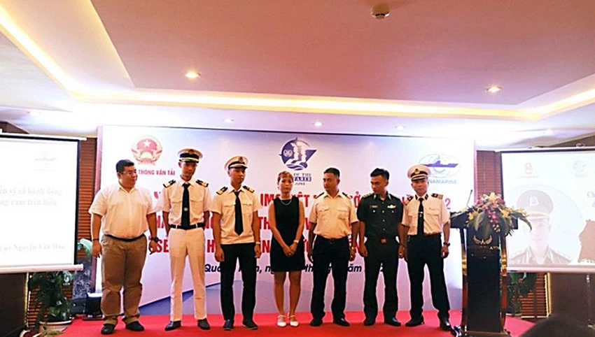 Trung úy Nguyễn Văn Hòa (thứ hai từ phải sang) người vừa được IMO vinh danh. Trung úy Nguyễn Văn Hòa (thứ hai từ phải sang) người vừa được IMO vinh danh.