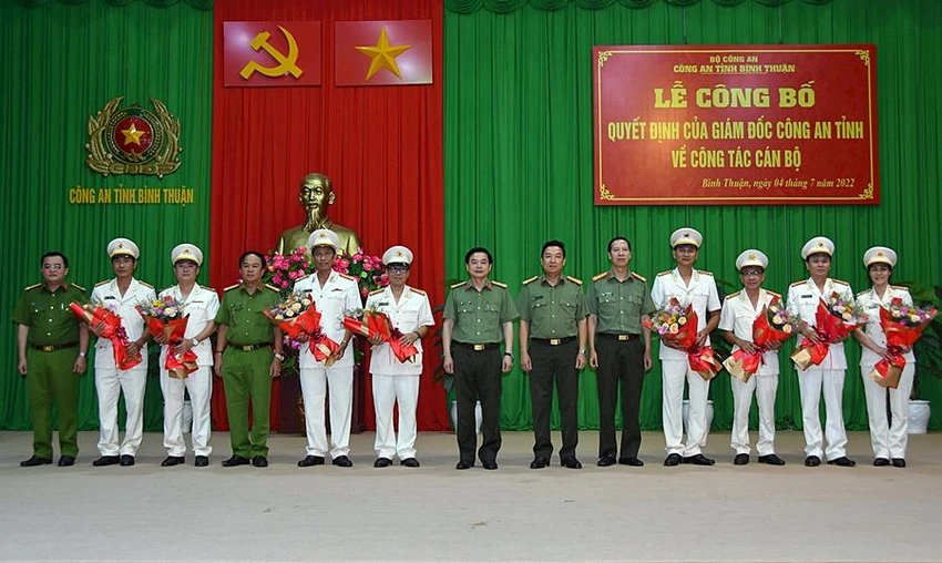Ban Gíam đốc Công an Bình Thuận trao quyết định điều động, bổ nhiệm, giao nhiệm vụ cho 8 sĩ quan. Ảnh NY. Ban Gíam đốc Công an Bình Thuận trao quyết định điều động, bổ nhiệm, giao nhiệm vụ cho 8 sĩ quan. Ảnh NY.