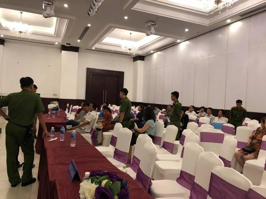 Phiên đấu giá đất tại Bình Thuận năm 2018 phải có cảnh sát bảo vệ. Ảnh: PN Phiên đấu giá đất tại Bình Thuận năm 2018 phải có cảnh sát bảo vệ. Ảnh: PN