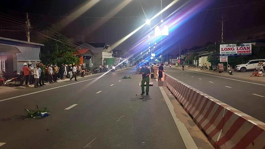 Cơ quan điều tra khám nghiệm hiện trường vụ tai nạn tại TP Phan Thiết. Ảnh: PĐ Cơ quan điều tra khám nghiệm hiện trường vụ tai nạn tại TP Phan Thiết. Ảnh: PĐ