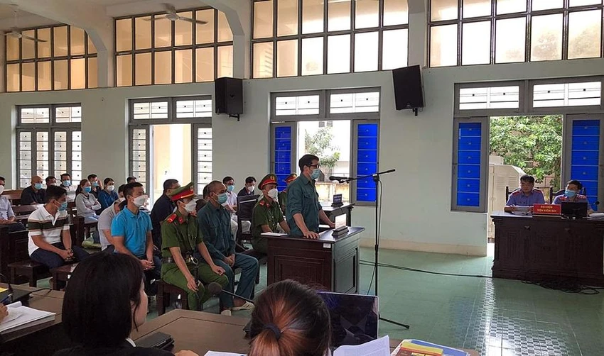 Bị cáo Luyện Xuân Tràng trả lời thẩm vấn tại phiên tòa. Ảnh: AK. Bị cáo Luyện Xuân Tràng trả lời thẩm vấn tại phiên tòa. Ảnh: AK.