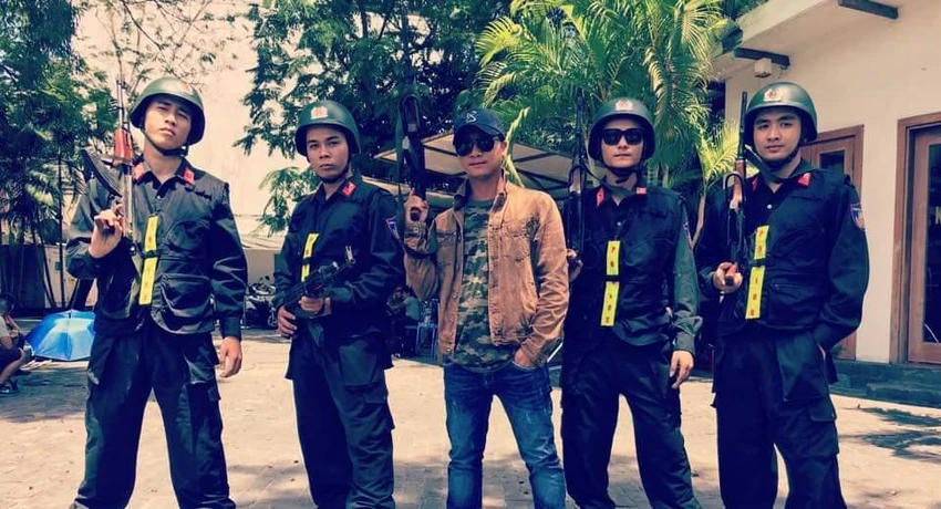 Đạo diễn Dũng Nghệ và các diễn viên trong phim. Đạo diễn Dũng Nghệ và các diễn viên trong phim.