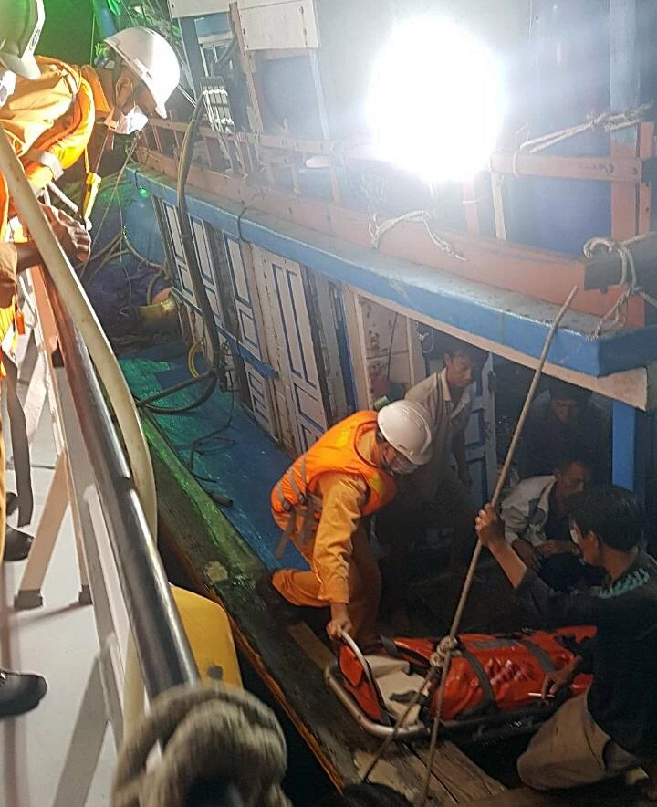 Tiếp cận tàu cá đưa bệnh nhân lên tàu SAR413. Ảnh VMRCC. Tiếp cận tàu cá đưa bệnh nhân lên tàu SAR413. Ảnh VMRCC.