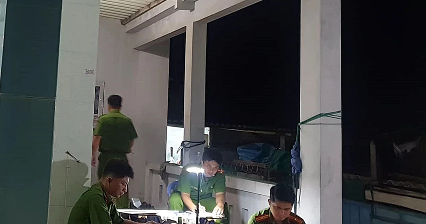 Cơ quan điều tra khám nghiệm hiện trường. Ảnh: PĐ Cơ quan điều tra khám nghiệm hiện trường. Ảnh: PĐ