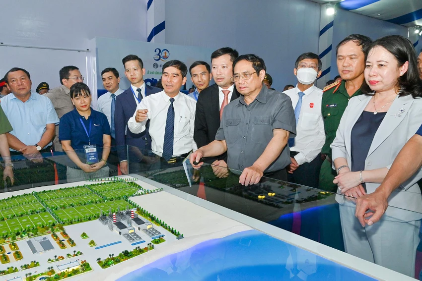 Thủ tướng cùng đoàn công tác tại Khu công nghiệp Sơn Mỹ 1. Ảnh ĐH. Thủ tướng cùng đoàn công tác tại Khu công nghiệp Sơn Mỹ 1. Ảnh ĐH.