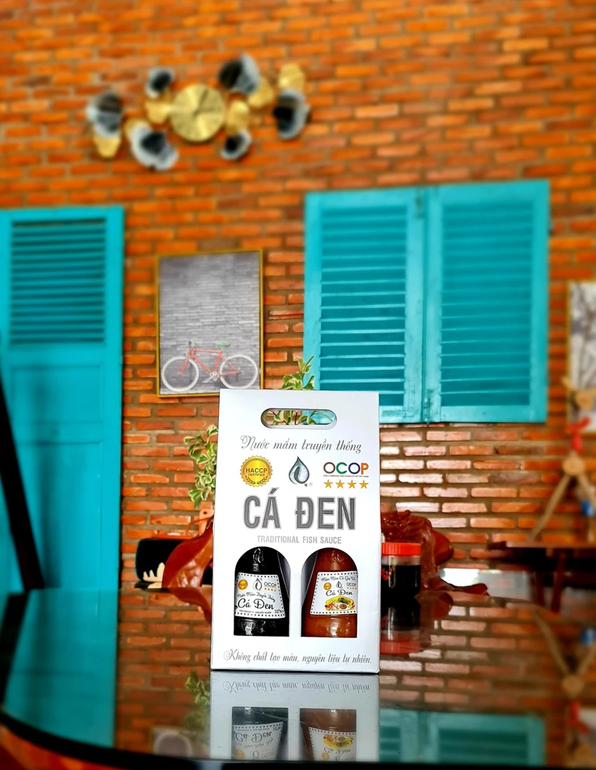 Nước mắm cá đen, một trong hai đặc sản quà tặng của Bình Thuận được công nhận. Ảnh PHƯƠNG NAM