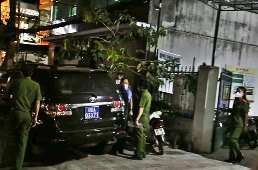 C01 bắt giam ông Lương Văn Hải (áo xanh). Ảnh: PĐ. C01 bắt giam ông Lương Văn Hải (áo xanh). Ảnh: PĐ.