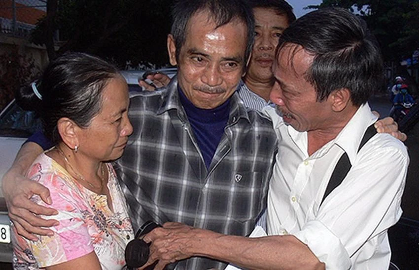 Ông Huỳnh Văn Nén trong vòng tay người thân khi được tự do. Ảnh: PN