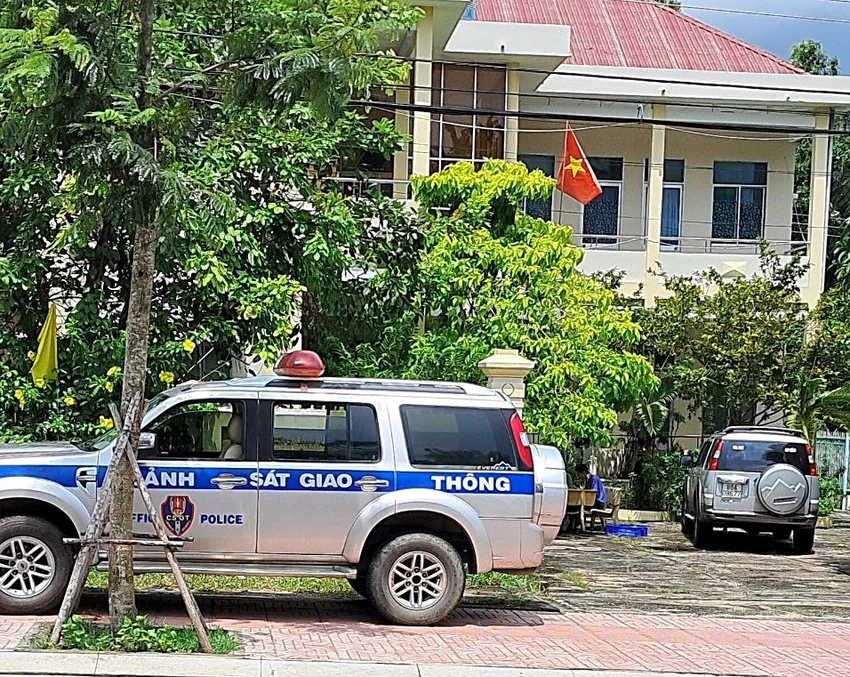 Cơ quan điều tra đang khám xét nơi làm việc. Ảnh: QH Cơ quan điều tra đang khám xét nơi làm việc. Ảnh: QH