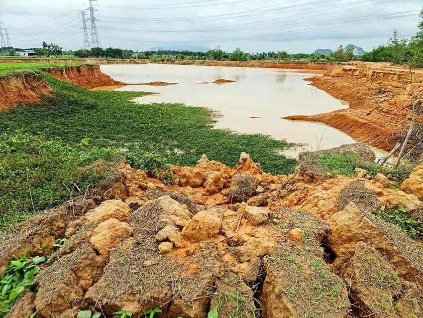 Hiện trường khai thác đất sét trái phép. Ảnh: PN Hiện trường khai thác đất sét trái phép. Ảnh: PN