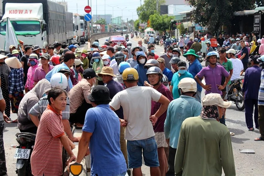 Vụ tai nạn thu hút rất đông người hiếu kỳ và ùn tắc giao thông cục bộ. Ảnh LBB. Vụ tai nạn thu hút rất đông người hiếu kỳ và ùn tắc giao thông cục bộ. Ảnh LBB.