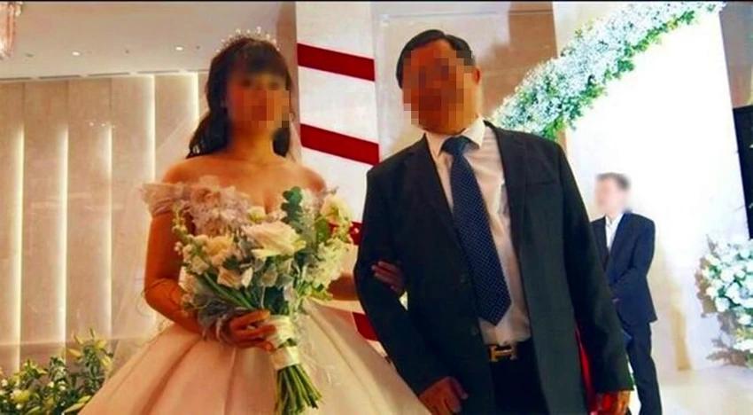 Hình ảnh được cho là NTVA thuê người đóng vai bố làm đám cưới tiền tỷ giả mạo ở Hà Nội. Hình ảnh được cho là NTVA thuê người đóng vai bố làm đám cưới tiền tỷ giả mạo ở Hà Nội.