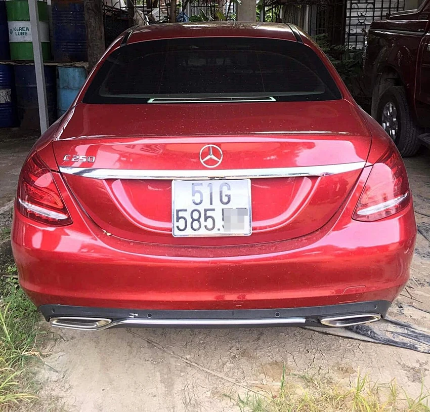 Xe Mercedes đứng tên người khác mà Ninh Thị Vân Anh đã giao cho ông N. Xe Mercedes đứng tên người khác mà Ninh Thị Vân Anh đã giao cho ông N.