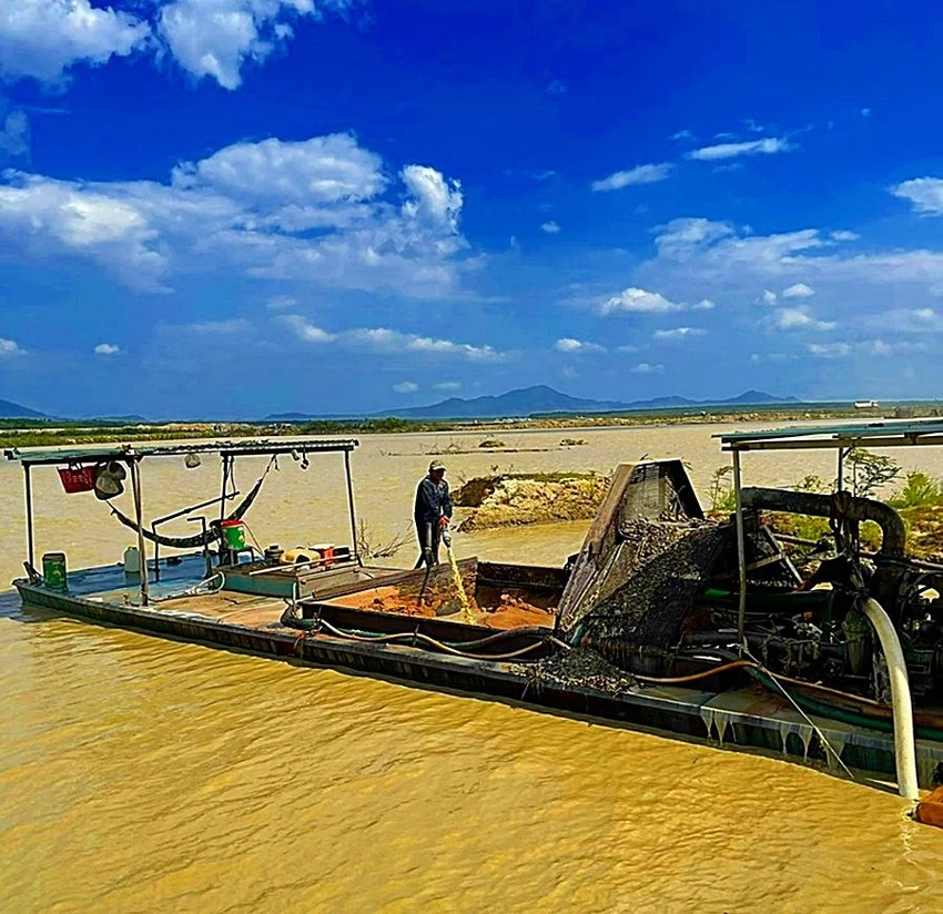 Một phương tiện khai thác cát trái phép trên hồ Biển Lạc. Một phương tiện khai thác cát trái phép trên hồ Biển Lạc.