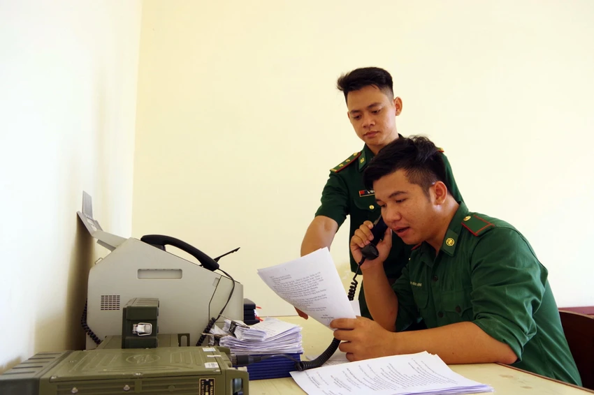Bộ đội Biên phòng Bình Thuận liên tục kết nối với tàu thuyền trên biển và sẵn sàng lên đường làm nhiệm vụ cứu nạn. Ảnh TRUNG THÀNH. Bộ đội Biên phòng Bình Thuận liên tục kết nối với tàu thuyền trên biển và sẵn sàng lên đường làm nhiệm vụ cứu nạn. Ảnh TRUNG THÀNH.