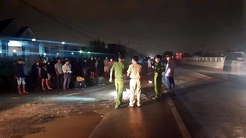 Cơ quan điều tra khám nghiệm hiện trường. Ảnh: PĐ Cơ quan điều tra khám nghiệm hiện trường. Ảnh: PĐ