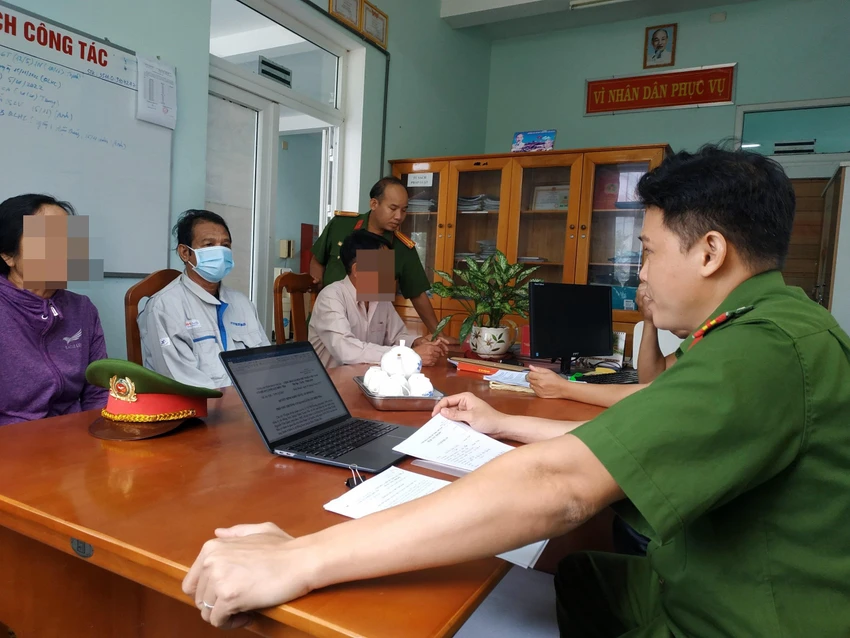 Cơ quan điều tra làm việc với Quân trước khi công bố, thực hiện lệnh bắt giam. Ảnh PC. Cơ quan điều tra làm việc với Quân trước khi công bố, thực hiện lệnh bắt giam. Ảnh PC.