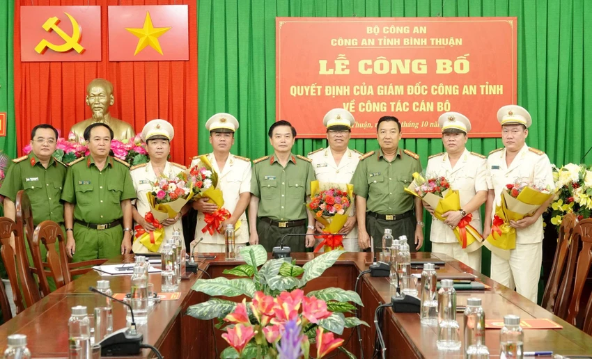 Ban Gíam đốc Công an Bình Thuận tặng hoa chúc mừng 5 sĩ quan nhận nhiệm vụ mới. Ảnh BT.