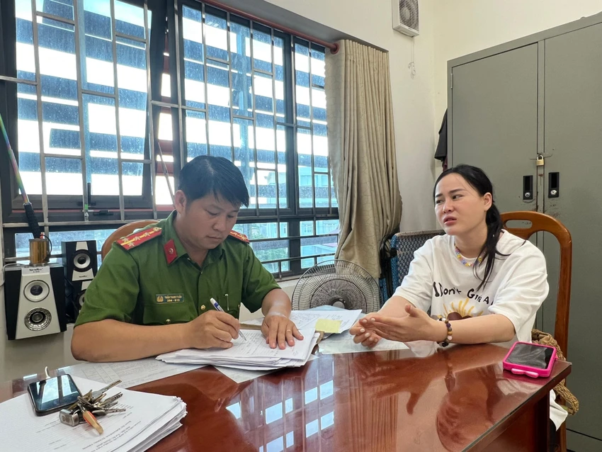 Cơ quan điều tra lấy lời khai Ninh Thị Vân Anh. Ảnh PĐ. Cơ quan điều tra lấy lời khai Ninh Thị Vân Anh. Ảnh PĐ.